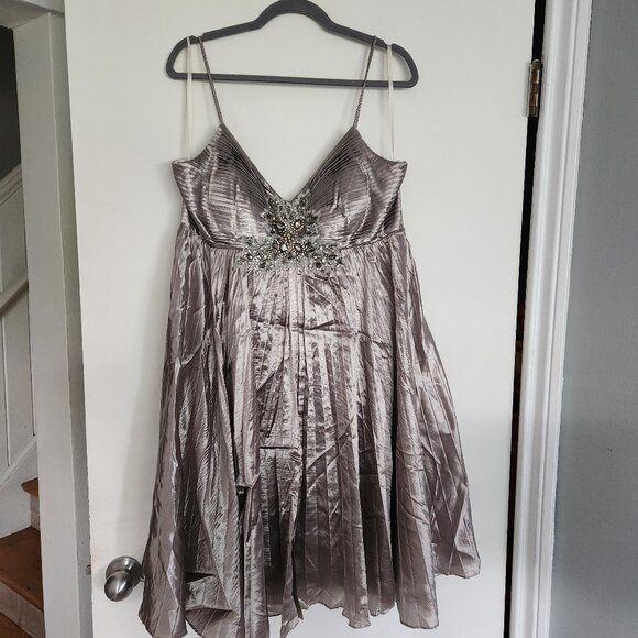Simon Chang Pewter Mini Dress – Sleek Metallic Cocktail Look, Size 12 - Picture 1 of 9